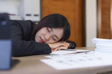 Sekreter konsepti, kadın sekreter yorgun ve çok çalıştıktan sonra masasında uyuyor..