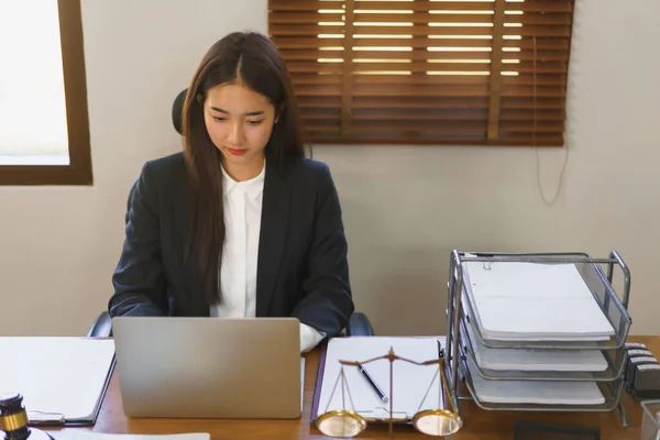 Hukuk Adalet Kavramı Hukuk Bürosunda Dizüstü Bilgisayarla Çalışan Genç Bayan — Stok fotoğraf