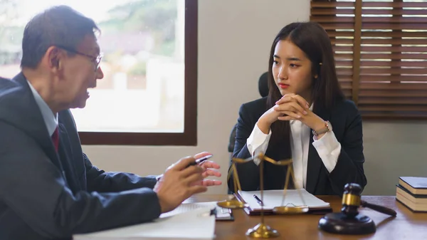 Legal Justice Concept Senior Lawyer Explains Provide Legal Advice Young — Foto Stock