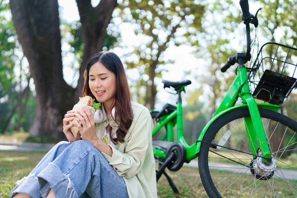 공원에서 자전거를 휴식을 취하기 행복하게 샌드위치를 여성들 — 스톡 사진
