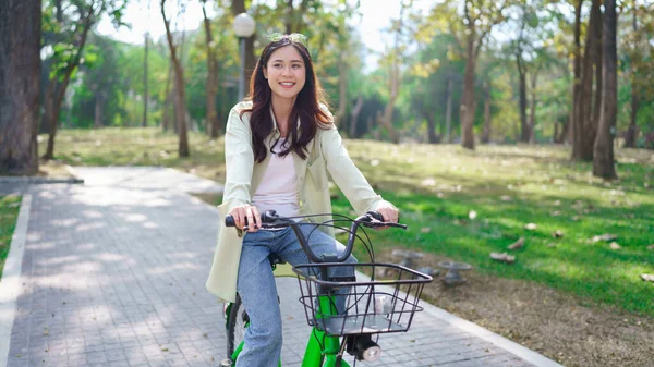 Mujeres Montando Bicicleta Con Diversión Para Hacer Ejercicio Con Estilo —  Fotos de Stock