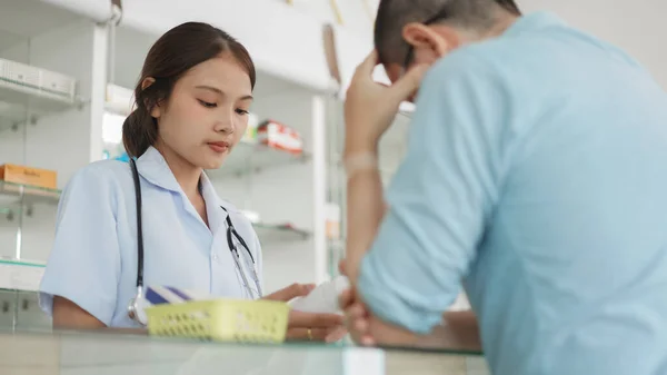 Medicina Concepto Salud Farmacéutico Femenino Ofrece Explicar Medicina Cliente Con —  Fotos de Stock