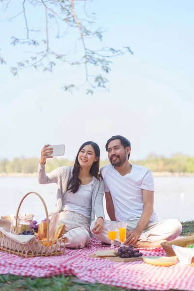 Jong Paar Liefde Zitten Deken Met Voedsel Voor Picknick Tijd — Stockfoto