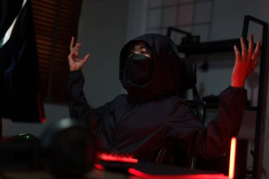 Kapüşonlu bilgisayar korsanı, programlama sistemi veya sunucuya girerken sorun yaşarken el kaldırıyor.