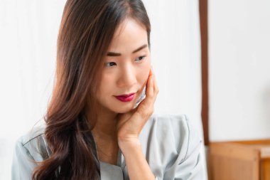 Güzellik blogcusu makyaj vlogger cilt incelerken sağlıklı cilt gösterme dokunuşu.