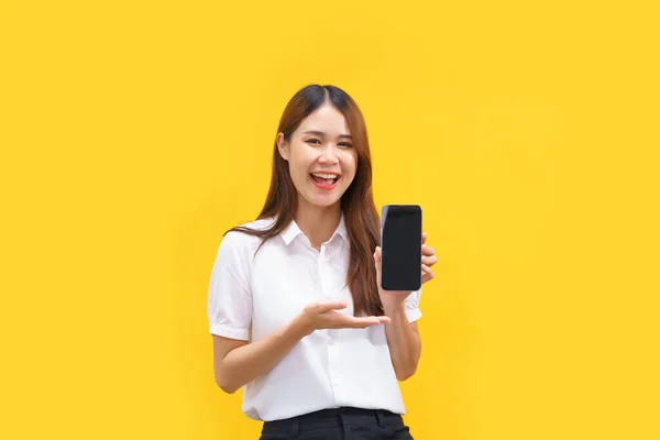 Mulheres Segurando Smartphone Com Tela Branco Isolado Felicidade Sorrindo Fundo — Fotografia de Stock
