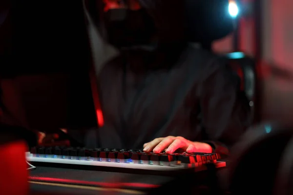 Hacker Dalam Hoodie Bekerja Pada Komputer Dan Mengetik Pada Keyboard — Stok Foto