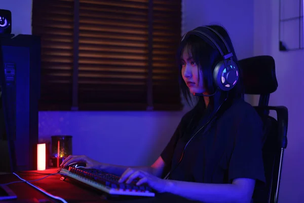 Női Cyber Hacker Gamer Fejhallgató Koncentrált Játék Vagy Hacker Programozási — Stock Fotó