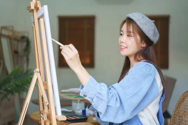ホームスタジオでキャンバス上の傑作を描画し 絵画ブラシを使用して若い女性アーティスト — ストック写真
