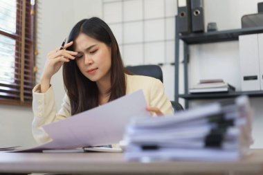 Sekreter konsepti, kadın sekreter iş belgesini okurken stres ve baş ağrısı hissediyor.