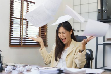 Sekreter konsepti, kadın sekreter çığlık atıyor ve kağıtları fırlatıyor..