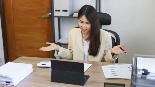 秘書の概念の仕事 女性秘書は ビデオ通話で会議中に幹部にデータを説明します — ストック写真