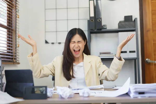 秘書の概念の仕事 女性秘書の叫びと紙を投げながらストレスミスの仕事 — ストック写真