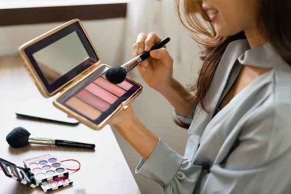 Beauty Blogger Gebruik Borstel Met Blush Het Aanbrengen Van Product — Stockfoto