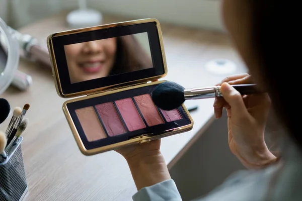 Beauty Blogger Używać Szczotki Rumieńcem Stosowanie Produktu Przeglądu Kosmetyku Makijażu — Zdjęcie stockowe