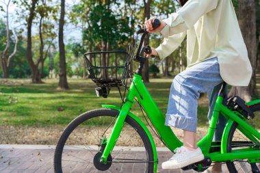 Bisiklete binen kadınlar, rahatlamak ve parkta sağlıklı bir yaşam için egzersiz yapmak için eğleniyorlar..