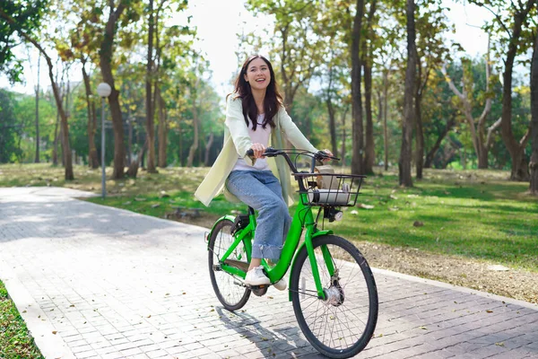 Las Mujeres Bicicleta Con Divertirse Relajación Ejercicio Para Estilo Vida —  Fotos de Stock