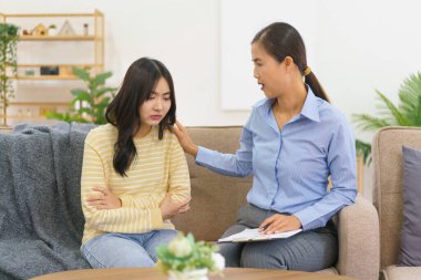 Terapi görürken depresyondaki hastayı rahatlatmaya çalışan bir kadın psikolog..