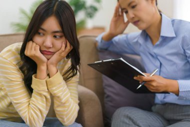 Kadın hastalar zihinsel sorunları yüzünden stresli ve psikologla seans terapisi yapıyorlar..