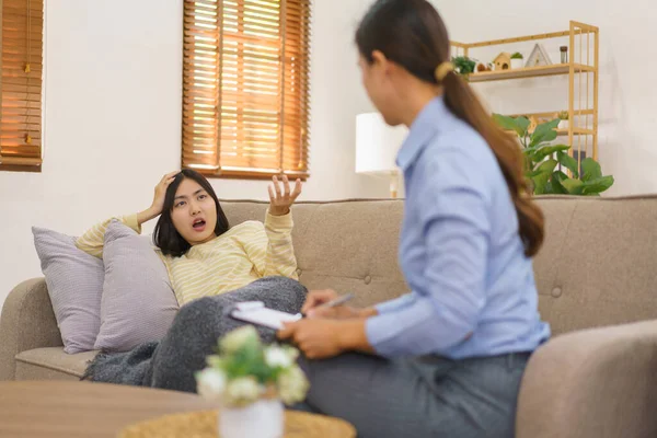 Female Patients Lying Couch Explaining Her Problem Psychologist While She — Stock Photo, Image