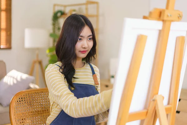 Artis Wanita Muda Adalah Imajinasi Dan Menciptakan Lukisan Kanvas Sela — Stok Foto