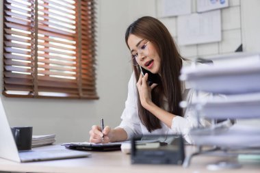 İş konsepti, İş kadını ofisteki iş ortağıyla finansal verileri konuşuyor.