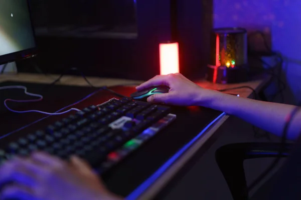 Pemain Hacker Cyber Perempuan Menggunakan Keyboard Dan Mouse Untuk Bermain — Stok Foto