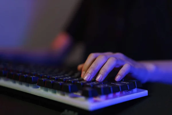 Жінка Кіберпрогравач Використовує Клавіатуру Мишу Щоб Грати Ігри Або Хакерську — стокове фото