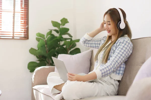 Rest Time Concept Women Sitting Comfortable Couch Wearing Headphone Watching — Φωτογραφία Αρχείου