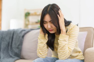 Kadın depresyondaki hastalar zihinsel sorunları yüzünden stresli ve rehabilitasyonda seans terapisi görüyorlar..