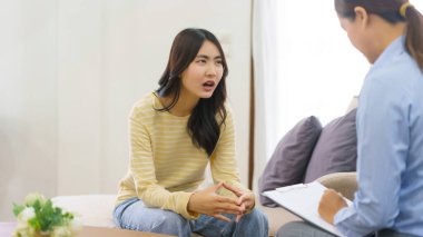 Stres hastalarının zihinsel sorunları için kadın psikolog danışmanlığı ve not panosuna notlar yazmak..