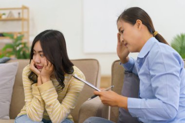 Kadın hastalar zihinsel sorunları yüzünden stresli ve psikologla seans terapisi yapıyorlar..