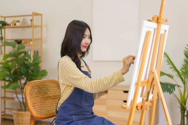 Mladá Žena Umělec Představivost Vytváření Malování Obrazu Plátně Stojanu Ateliéru — Stock fotografie