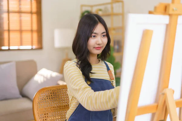 Młoda Artystka Jest Wyobraźnia Tworzenie Malowania Obrazu Płótnie Sztalugach Pracowni — Zdjęcie stockowe