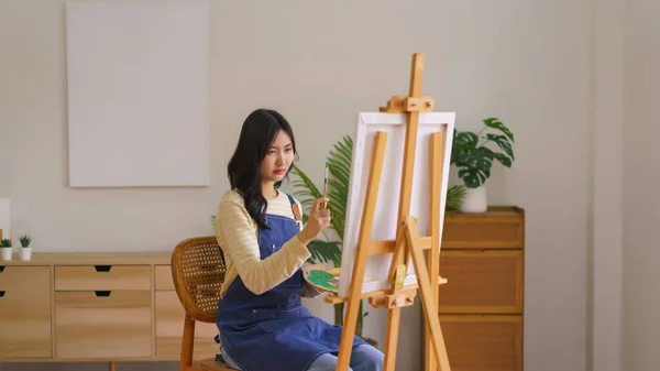 Young Woman Artist Measuring Proportion Brush Painting Picture Canvas Easel — Stock Photo, Image