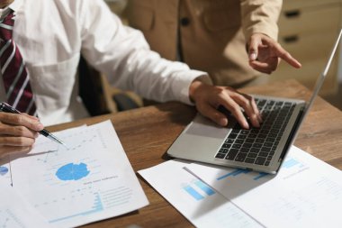 Açılış hakkında beyin fırtınası yapmak için dizüstü bilgisayarda ve iş belgesinde iki iş yeri verisi.