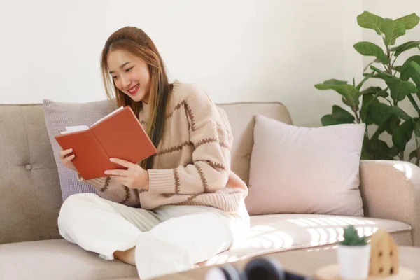 Ξεκούραση Έννοια Του Χρόνου Γυναίκες Διαβάζουν Ένα Βιβλίο Την Ευτυχία — Φωτογραφία Αρχείου