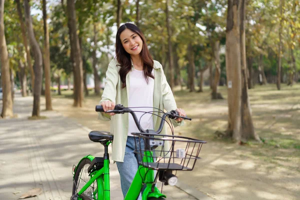Mujeres Empujando Bicicleta Caminando Con Felicidad Para Descansar Parque Después —  Fotos de Stock