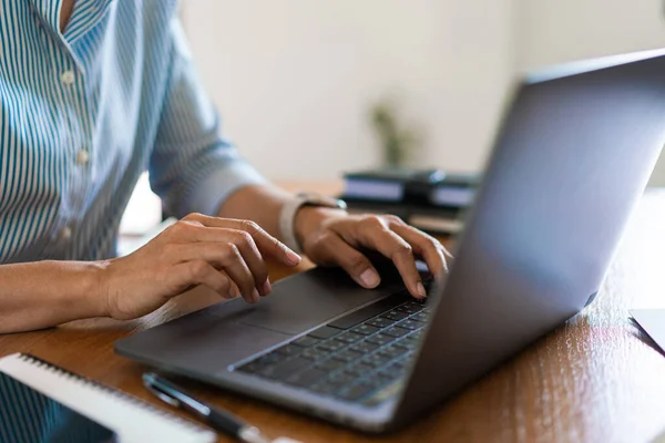 Közel Kéz Ból Üzletasszony Gépelés Adatok Laptop Billentyűzeten Miközben Dolgozik — Stock Fotó