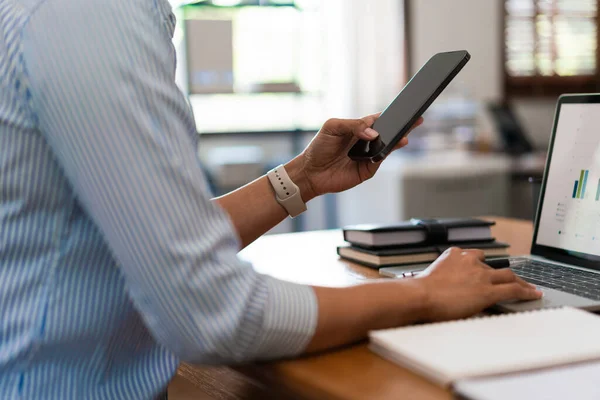 Közel Üzletasszony Keres Üzleti Adatokat Okostelefon Miközben Dolgozik Laptop Irodában — Stock Fotó
