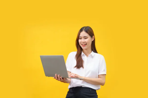 Nők Mosolyognak Munka Közben Gépelés Üzleti Adatok Laptop Izolált Sárga — Stock Fotó