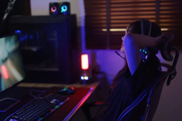 Kadın Bilgisayar Korsanı Bilgisayar Oyunlarını Izlerken Ele Tutuşuyor — Stok fotoğraf