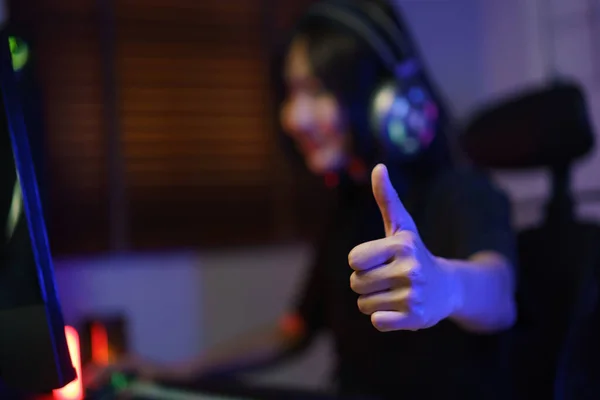 Kobieta Cyber Haker Gracz Słuchawce Pokazuje Kciuk Górę Hacking Sukces — Zdjęcie stockowe