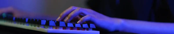 ゲームやハッキングプログラミングシステムをプレイするキーボード上の女性サイバーハッカーゲーマーの手 — ストック写真