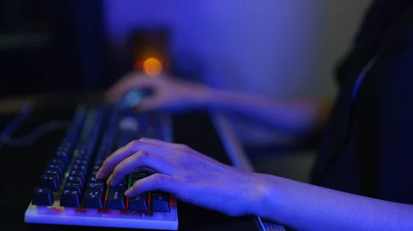Mână Femei Cyber Hacker Gamer Tastatură Pentru Juca Jocuri Sau — Fotografie, imagine de stoc