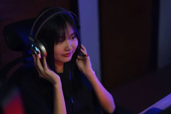 Female Cyber Hacker Gamer Headphone Watching Video Game Monitor Hacking — Stock Photo, Image