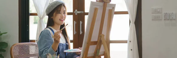 Ung Kvinnlig Konstnär Skapande Att Rita Och Måla Konstverk Duk — Stockfoto