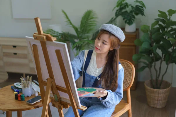 Young Female Artist Creation Drawing Painting Artwork Canvas Enjoying Home — Stock Photo, Image