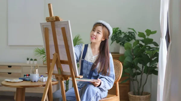 Młoda Artystka Posiada Paletę Kolorów Używać Pędzla Malowania Obrazów Płótnie — Zdjęcie stockowe
