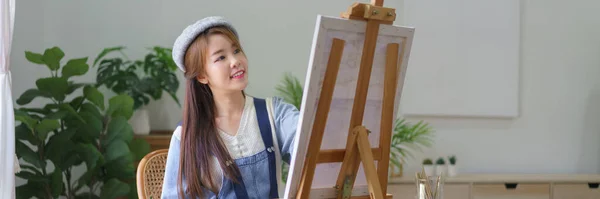 Young Female Artist Holds Color Palette Use Brush Painting Artwork — Stock Photo, Image
